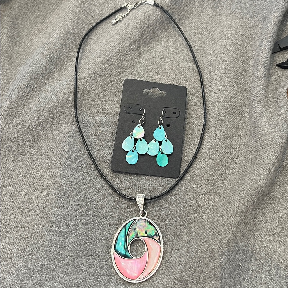 🌻3/$15 Silvertone Inlaid Shell Pendant with Shell Earring Set - Picture 2 of 7